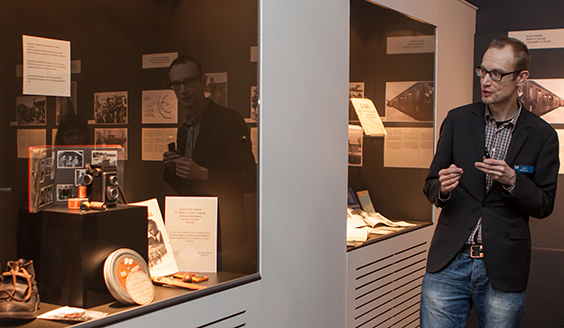 Lauri Haavisto opastaa Sotamuseon näyttelyssä. Kuva Puolustusvoimat.