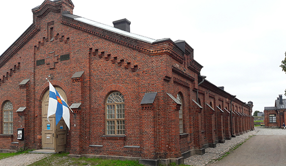 Punatiilisen Sotamuseon Maneesin sisäänkäynti, takana oikealla näkyy Tykistömaneesin rakennusta.