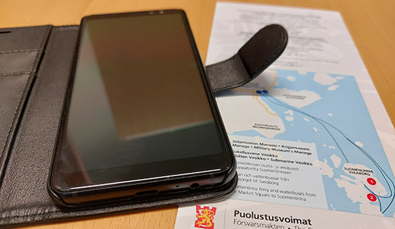 Puhelin ja sotamuseon esite.